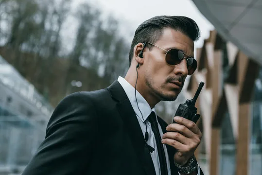 Agente de Keamanan SRL coordinando por radio el sistema integrado de seguridad de un domicilio en Buenos Aires