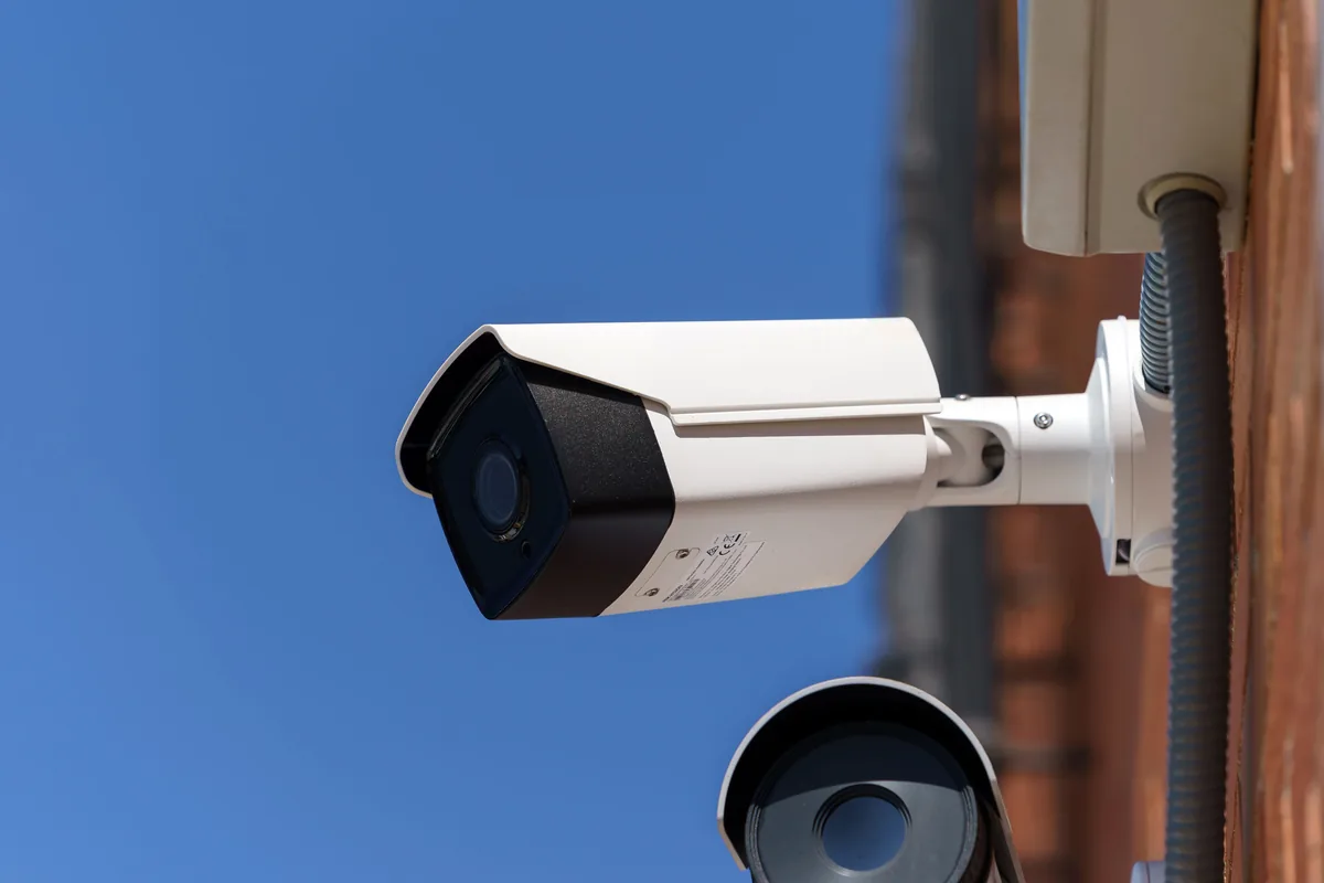 Cámara de seguridad CCTV instalada en exterior para videovigilancia en Buenos Aires